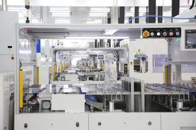 晶澳科技智能化生产车间 工业智能化设备驱动的高效制造新标杆